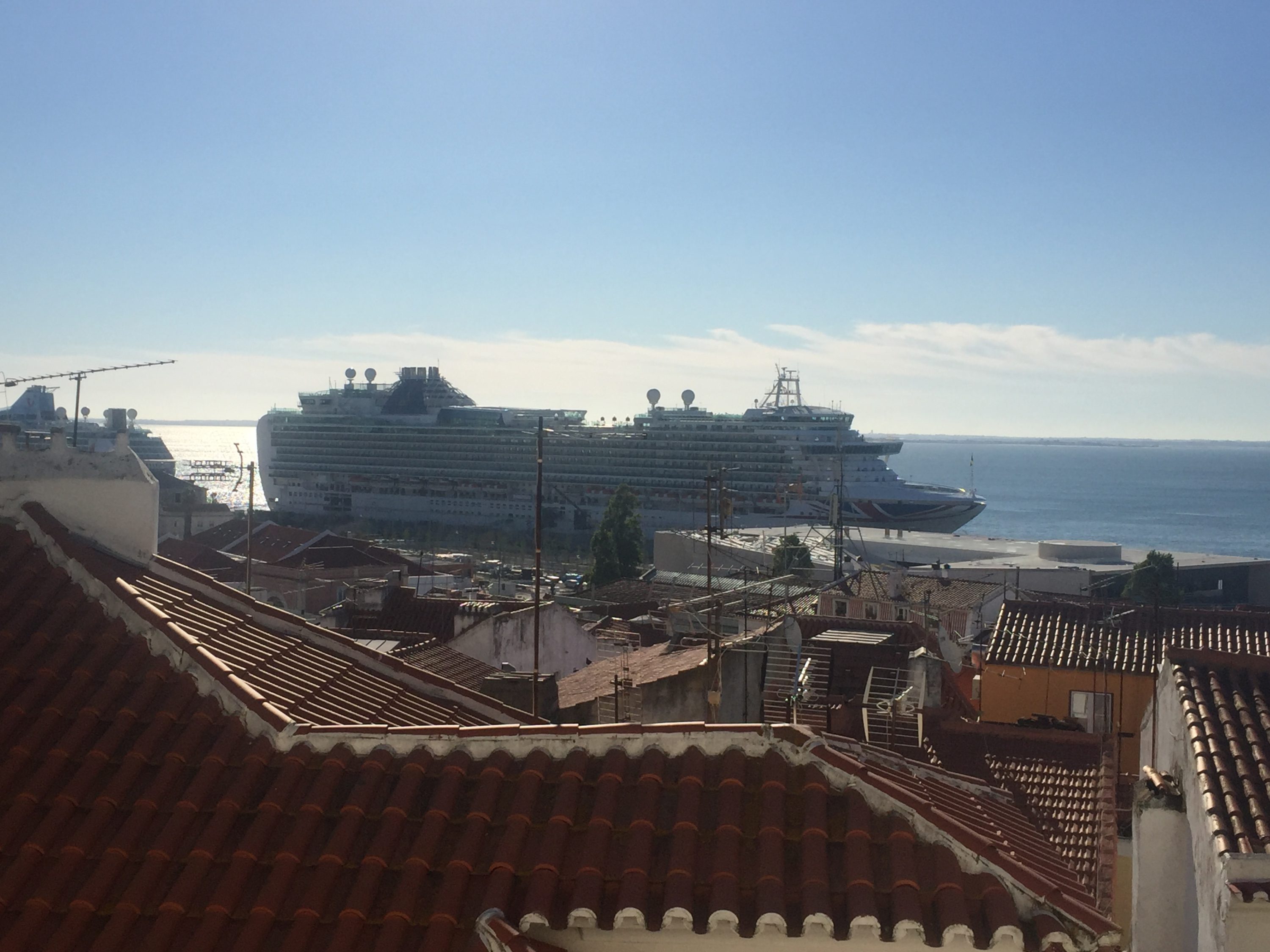 Alfama: Cruise ships drop off tourists for a quick sightseeing trip